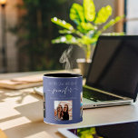 Caneca Aniversário, foto azul dos melhores amigos<br><div class="desc">Um presente de amigos para a aniversário de 21 anos de uma mulher, celebrando sua vida com 3 fotos suas, de seus amigos, família, interesses ou animais de estimação. Personalize e adicione seu nome, 21 anos e seus nomes. Um fundo azul escuro de cor. O nome dela é escrito com...</div>