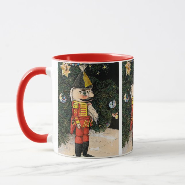 Caneca Aparador de Nozes Antigo sob a Árvore de Natal (Esquerda)