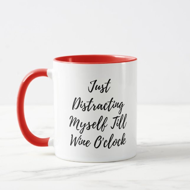 Caneca Apenas Me Distraindo Até a Hora do Vinho - Diverti (Esquerda)