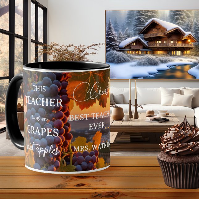 Caneca Apreciação do Professor de Uvas Engraçadas (Colorful teacher mug featuring a landscape scene at sunset with grapes, not apples)