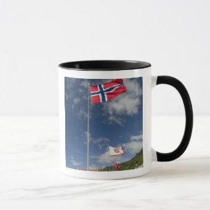 Caneca Área histórica do porto de Bergen com bandeiras