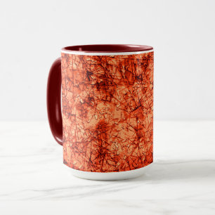 Caneca Arranhões num fundo coral ligeiramente visto