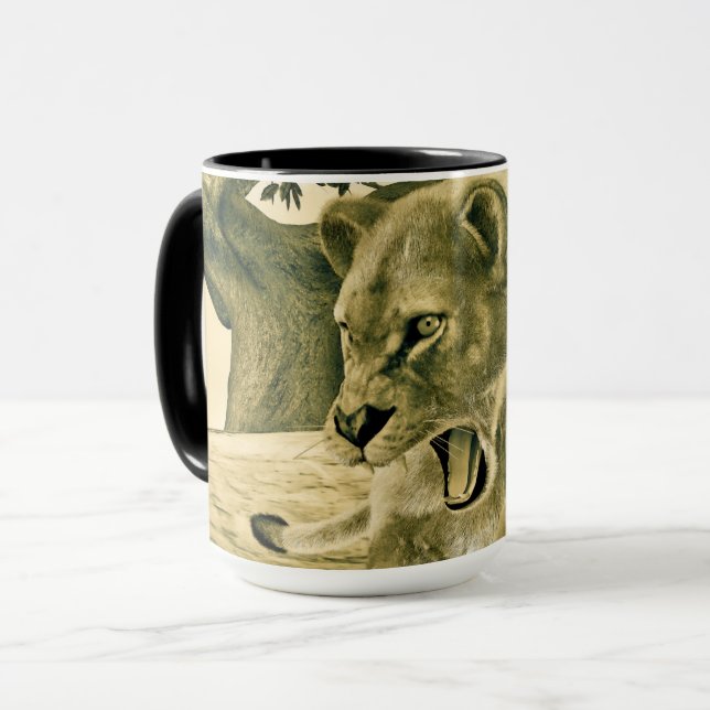 Caneca Arte Dramática de Leoa em Safari de Vida Selvagem (Frente Esquerda)