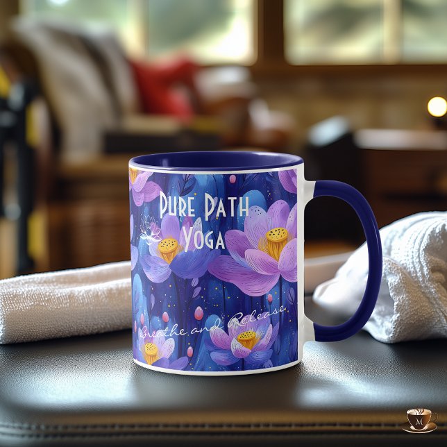 Caneca Arte floral abstrata serena em tons violetas suave (Criador carregado)