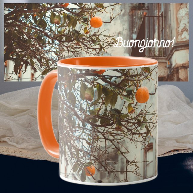 Caneca Árvore Laranja numa Cidade Antiga Romântica (Criador carregado)