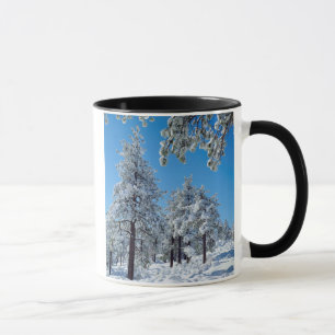Caneca Árvores cobertas de neve nas montanhas Laguna