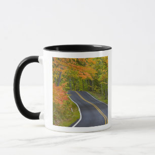 Caneca Árvores de bordo coloridas no outono alinham a pai