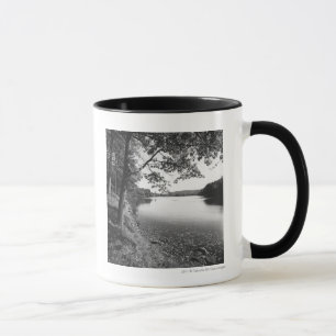 Caneca Árvores pelo rio B&W