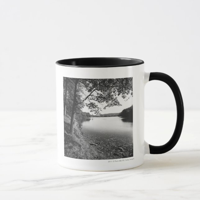 Caneca Árvores pelo rio B&W (Direita)