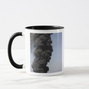 Caneca As nuvens de fumo escuras e de fogo emergem