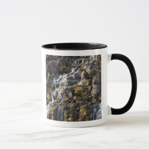 Caneca As quedas da salmoura da rocha vulcânica deixam