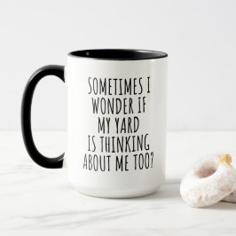 Caneca Às vezes eu me pergunto se meu quintal está pensan