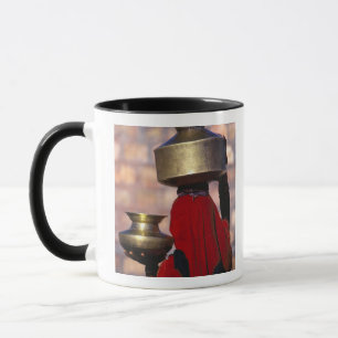Caneca Ásia, Índia, Rajasthan. Uma mulher local de vermel