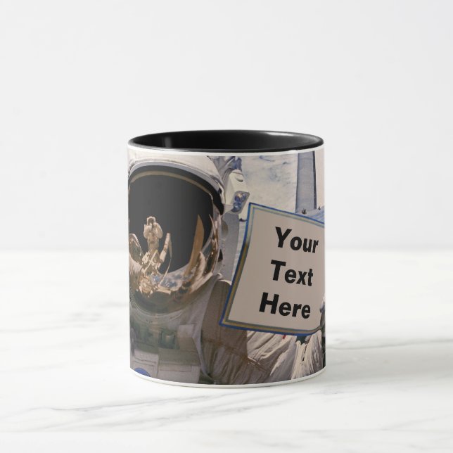 Caneca Astronauta da NASA segurando placa - Adicionar tex (Centro)