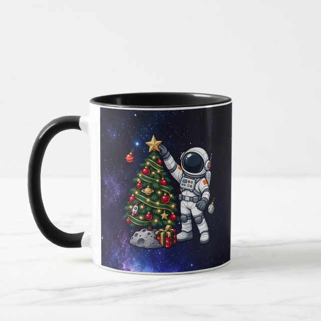 Caneca Astronauta de Natal Decorando uma Árvore da Lua (Esquerda)