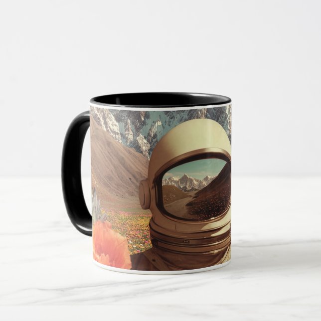 Caneca Astronauta Surrealista em Campo de Flores (Frente Esquerda)