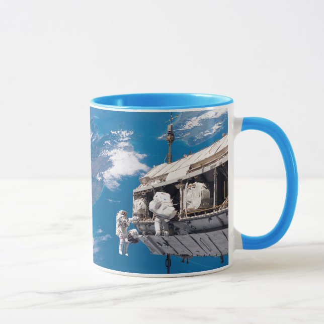 Caneca Astronautas da NASA no navio de espaço da órbita (Direita)
