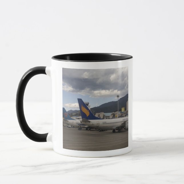 Caneca Aviões comerciais chineses alinhados no (Esquerda)