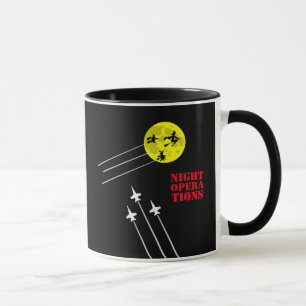 Caneca Aviões de combate e bruxas. Operações de noite