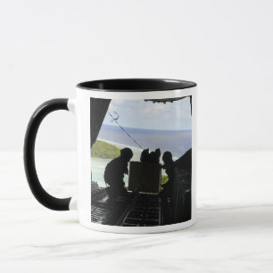 Caneca Aviões empurram uma palete de mercadorias doadas