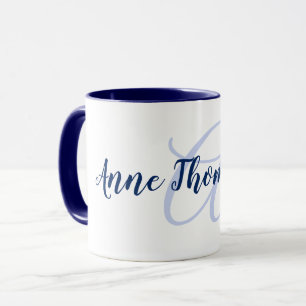 caneca azul com nome manuscrito e inicial