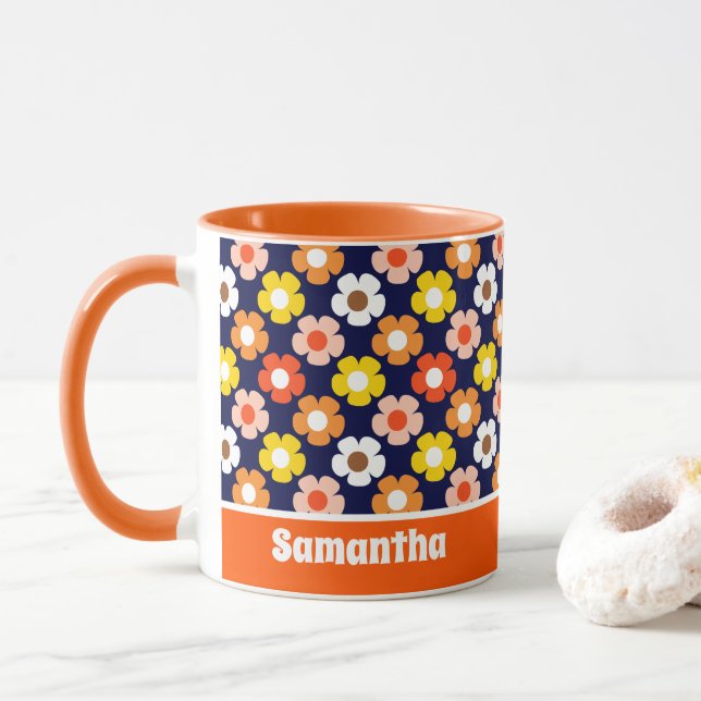 Caneca Azul Padrão de Flores de outono Retroativas (Com Donut)