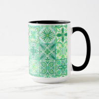 azulejos ornamentados em verde e branco