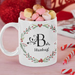 Caneca Bah Humbug Scrooge Vitoriano Feliz Natal<br><div class="desc">"Bah,  humbug!" Scrooge famosamente declara em Charles Dickens "A Christmas Carol". Nesta engraçada caneca de Natal,  suas palavras são colocadas em uma fonte vitoriana florida e emparelhadas com uma coroa de natais vintages.</div>
