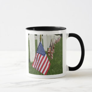 Caneca Bandeiras americanas nos túmulos de veteranos amer