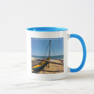 Caneca Barco de pesca amarrado na praia