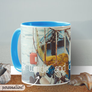 Caneca Barco de Pesca na margem do Mediterrâneo