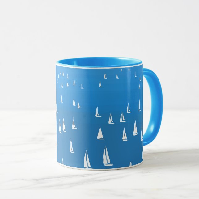 Caneca Barcos à vela no mar azul profundo - Barcos à vela (Frente Esquerda)