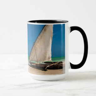Caneca Barcos de pesca tradicionais na praia