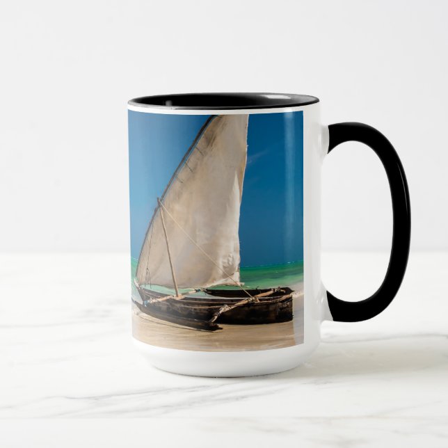 Caneca Barcos de pesca tradicionais na praia (Direita)