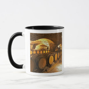 Caneca Barricas de carvalho no porão do Domaine Comte