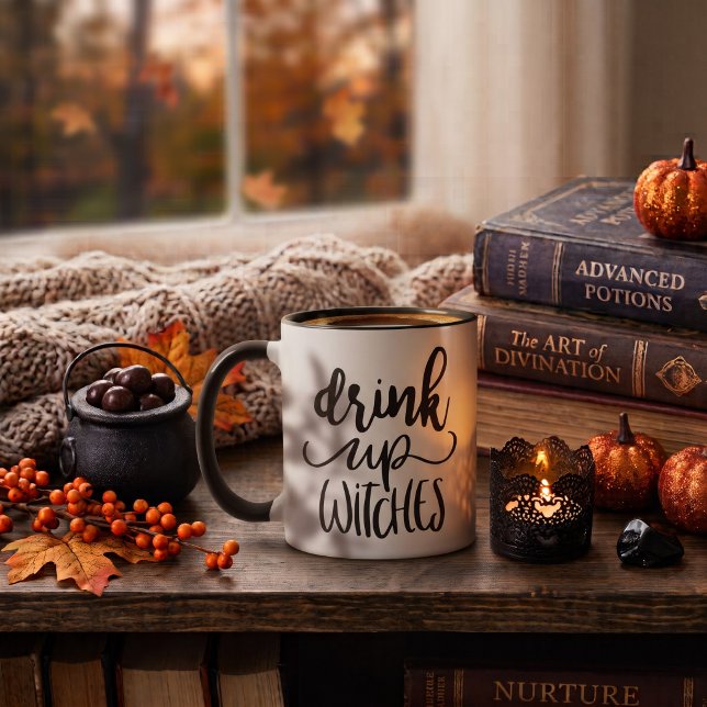 Caneca Beba Até o Fim Bruxas Citação Divertida de Hallowe (Brew up some fun with this Drink Up Witches funny Halloween script quote design. )