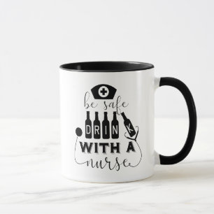Caneca Beba Com Segurança Com Uma Enfermeira