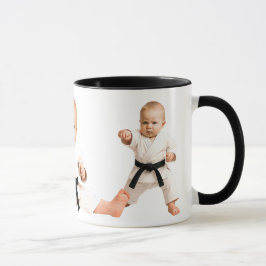Caneca Bébé et bébés font des kata au karaté.