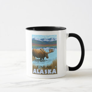 Caneca Bebendo de alce no lago - Juneau, Alaska