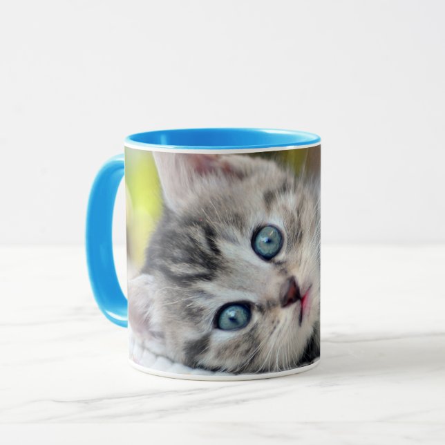 Caneca Bebês Mais Pobres | Gatinho Com Olhos Azuis (Frente Esquerda)