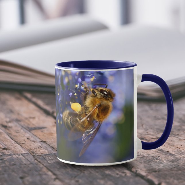 Caneca Bela Abelha de Honeybee no Lilac da Califórnia (Honeybee on California Lilac 11 oz Coffee Mug Cover Photo.)