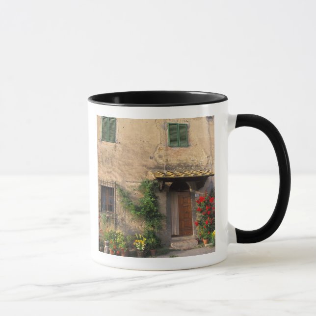 Caneca Bela casa antiga com flores em San Gimignano (Direita)