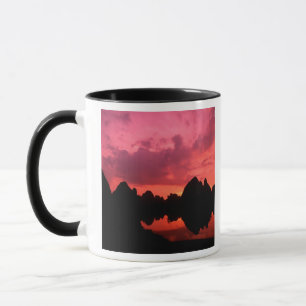 Caneca Bela cor ao pôr do sol das montanhas de calcário