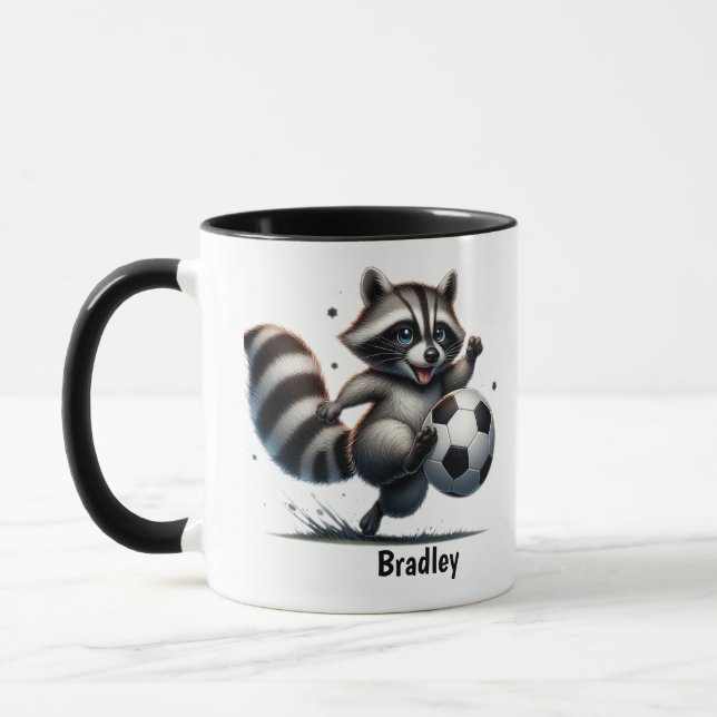 Caneca Bela diversão Animal Humor Raccoon Jogando Futebol (Esquerda)