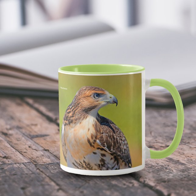 Caneca Bela Jovem Falcão De Perna Vermelha (Beautiful Young Red-Tailed Hawk 11 oz Coffee Mug Cover Photo.)