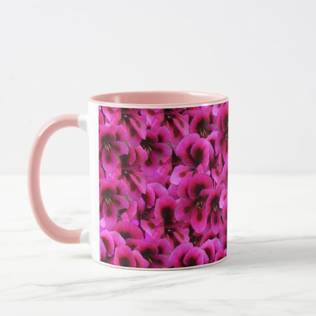 Caneca "Beleza Ousada: Flores de Gerânio Magenta Apertada (Esquerda)