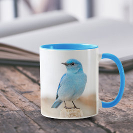 Caneca Belo pássaro-azul-de-montanha na praia