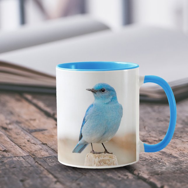 Caneca Belo pássaro-azul-de-montanha na praia (Mountain Bluebird on Beach Driftwood 11 oz Coffee Mug Cover Photo.)