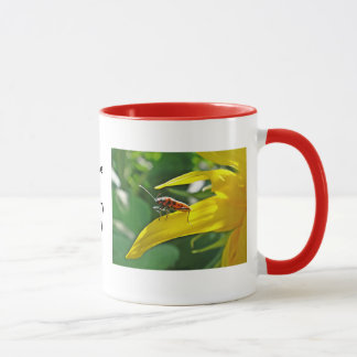 Caneca Besouro vermelho de mug no girassol