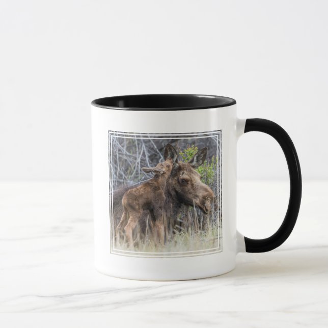 Caneca Bezerro de Alce Recém-Nascido Cutucando sua Mãe (Direita)